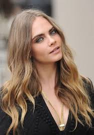 Sac Strobingi Modasi Strobing Uygulamasi Artik Saclarda Cara Delevingne Sac Guzelligi Sac