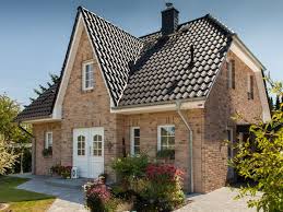Romantisches Friesenhaus Mit Hellem Klinker Grauem Dach Und Weissen Fenstern Von Eco System Haus Friesenhaus Massivhaus Haus