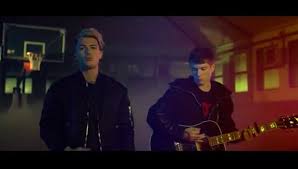 Il nuovo brano, che anticipa il terzo album di inediti del duo pop, è nato da un'idea di federico che, per la prima volta, appare nelle vesti di autore. Benji E Fede Guarda Il Video Ufficiale Di Buona Fortuna Con Leonardo Bonucci