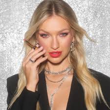 Get holiday-ready with ARTDECO Lip Rouge Stylo in the show-stopping shade  Red Idol. Perfect for the season, its velvety matte finish delivers full  coverage in just one swipe, feeling weightless and silky