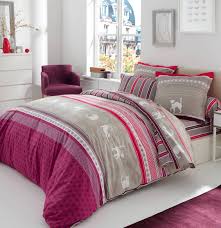 Dans la chambre, le linge de lit est une façon de renouveler la décoration avec peu d'éléments, sans tout. Linge De Lit Frimousse Et Moustache Par Francoise Saget Linge De Lit Coussin Pour Palette Parure De Lit