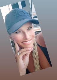 Tana Lindsey's Instagram, Twitter & Facebook