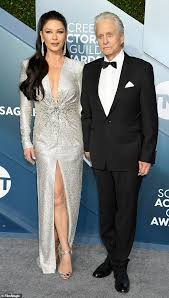 How old is catherine zeta jones son dylan? Catherine Zeta Jones Modelle Ihrer Eigenen Mascara Und Eyeliner Als Sie Startet Grausamkeit Freie Make Up Linie Aktuelle Boulevard Nachrichten Und Fotogalerien Zu Stars Sternchen