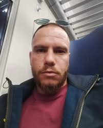 Rrëzohem e ringrihem Nëpër mendime udhëtoj Si i marrë më duket vetja Kjo  “luftë” vallë kur do mbaroj? Kur do të marrë fund dhe “etja”? Jam i etur  për qetësi... Durim, më