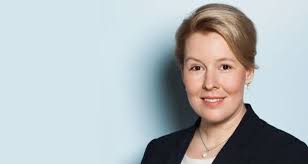 Wo die ministerin hinkommt, schlägt ihr denn auch in der regel sympathie entgegen, neugierde allzumal. Das Machtsystem Giffey Politik Kommunikation