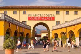 Franciacorta outlet village is a popular destination for serious shoppers, who come here to buy bargains in the peace and quiet of a real retail village, its little streets and squares packed with shops. Einkaufen In Franciacorta Outlet Privater Transfer Von Verona 2021 Tiefpreisgarantie