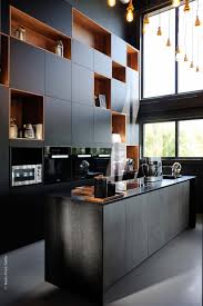 Une Cuisine Noir Et Bois Aux Allures D Un Loft Industriel Les Niches Decoratives L Ilot En Beton Et Les L Cuisine Noire Et Bois Cuisine Noire Cuisine Moderne