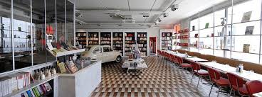 Si Un Jour On Va Decouvrir Les Rues De Bruxelles Petite Pause Dejeune Lecture Qui Me Plairait Bien Book Cafe Bookstore Living Willow