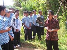 Semasa kita sekolah dulu cerita burung isi batu dlm bekas untuk minum air hanya satu cerita rekaan sebagai contoh agar kita berusaha untuk berjaya. Pondok Pesantren Modern Al Binaa Islamic Boarding School