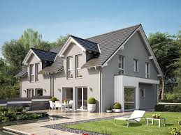 Modernes Doppelhaus Mit Satteldach Architektur Erker Zwerchgiebel Terrasse Trennung Mittels Sichtschutz Wand Doppelhaus Living Haus Doppelhaus Bauen Haus