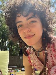 2 friends looking for a couples house..or a male and female house thats  close to eachother. Any suggestions would be greatly appreciated!  *preferably palm beach county*