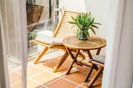 Bila dekorasi yang anda pajang terlalu kecil tentu tak akan terlihat menonjol sebagai point of interest. Mau Ubah Teras Rumah Tanpa Ribet Ini 10 Inspirasi Desain Keren Cantik Tempo Co
