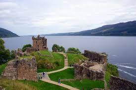 Its surface is 16 metres (52 feet) above sea level. Zdjecia Loch Ness Loch Ness Zamki Szkocki Urquhart Szkocja