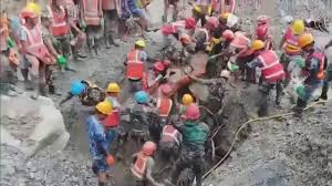 Rescatan a dos personas atrapadas durante 10 días bajo escombros en Nepal