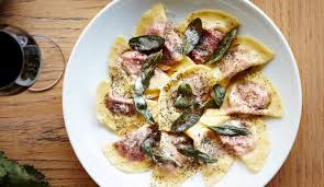 I casoncelli sono una pasta fresca ripiena lombarda, ne esistono versioni bresciane o bergamasche a la vera particolarità dei casoncelli risiede nel ripieno: Ricetta Casunzei All Ampezzana Le Ricette Di Buonissimo