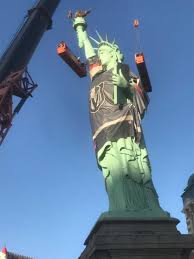 New york hotel and liberty statue in las vegas. Massive Golden Knights Jersey Draped Over Statue Of Liberty At New York New York