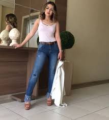 Ex Atriz Mirim Klara Castanho Impressiona Com Fotos No Instagram Ideias Fashion Calca Jeans Para Gestantes Looks