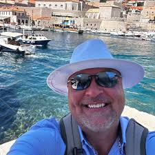 Virginia Beekeepers Discuss Queen Bee from Sourwood Farm