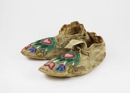 Early beadwork designs were geometric patterns, the inspiration for which often came from nature. Bata Shoe Museum On Twitter These Beautifully Beaded Moccasins From The Late 19th Century Have A Central Heart Shape Pattern Surrounded By A Floral Motif Great Basin Region Usa Wind River Shoshone Heartweek