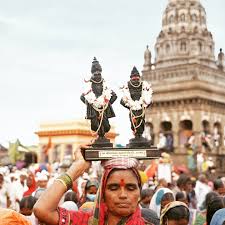 The 800-year-old living tradition of Pandharpur Wari – (walking pilgrimage to Pandharpur), is central to the Bhakti (devotion) movement, challenging social orthodoxy. The 13th century Bhakti saint-reformer Sant Dnyaneshwar wrote a commentary