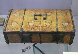 Zeughaus Koln Goldene Lade Mit Kolner Wappen Koln Um 1400 Holz Eisen Leihgabe Museum Fur Angewandte Kunst Koln Holztruhe Holz Kolner Wappen