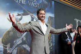 Former Patriots OT goes shirtless in viral moment with Gerard Butler