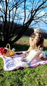2 Winter Picnic Outfits You Need To Copy If You Are A Picnic Gal Winter Picnic Picnic Outfits Fall Picnic