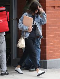 Nov 26, 2019 · selena gomez performed at the 2019 american music awards with her first new songs in years, which are generally considered to be about the end of her relationship with justin bieber.the. Selena Gomez Street Style Exits Her Apartment In Nyc 09 18 2017 Celebmafia