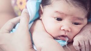 Trẻ sơ sinh ọc ra sữa vón cục: Nguyên nhân và giải pháp