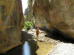 From the stunning vistas of sarakina gorge to the endless green of selakano forest and the turquoise waters of islet chrissi, there's a little something for everyone. Mirtos Sarakina Schlucht Bei Mirtos Kreta Treff De