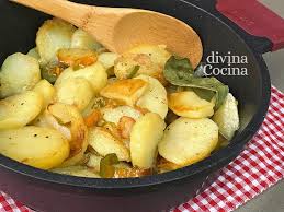 Así que vayamos ya con la receta de la paletilla de cordero al horno con. Patatas A Lo Pobre Receta Tradicional Receta De Divina Cocina