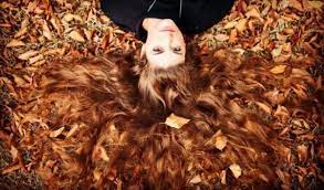 Di sicuro c'è che si tratta di un fenomeno fisiologico che ha la tendenza a presentarsi in autunno e, talvolta, in primavera, e che non è per forza il segnale . Caduta Capelli In Autunno Ecco I Rimedi Polverini Hair Academia