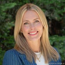 Jennifer Eslava's Instagram, Twitter & Facebook