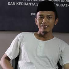 Persaudaraan (ukhuwwah) dalam islam dimaksudkan bukan sebatas hubungan kekerabatan karena faktor keturunan, tetapi yang dimaksud dengan persaudaraan dalam islam adalah persaudaraan yang diikat oleh tali aqidah (sesama muslim) dan persaudaraan karena fungsi kemanusiaan. Konsep Persaudaraan Umat Manusia Dalam Islam Islami Dot Co