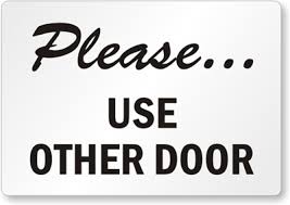 Pase por la otra puerta. Please Use Other Door Label Sku Lb 1459