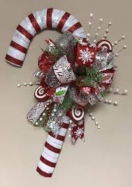 Christmas front door decor with an evergreen garland, pinecones, apples and a quirky wreath with pinecones, apples, dried leaves and berries. Diy Christmas Wreaths For Front Door Party Wowzy