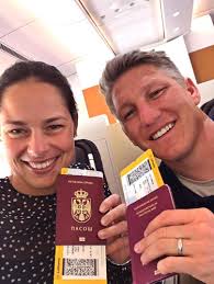 Nach 17 jahren beim fc bayern münchen und einem engagement in england bei manchester united stand er zuletzt bis 2019 bei chicago fire in der major league soccer unter vertrag. Ex Man United Man Bastian Schweinsteiger Is Airborne And En Route To Chicago 7m Sport