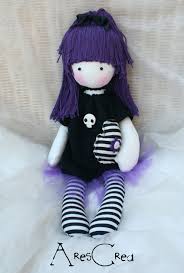 Molte femminucce (e, giustamente, anche qualche maschietto) da piccole hanno giocato con le bambole. Viola Handmade Gothic Doll With Purple Hair And A Striped Heart In Her Hand So Cute 3 Artigianato