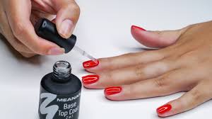 Il existe différentes sortes de vernis, voici nos astuces pour les appliquer de façon adaptée. Comment Poser Et Enlever Son Vernis Semi Permanent A La Maison