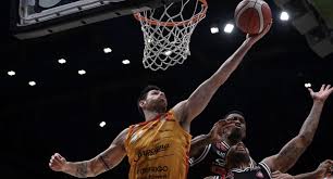 Dopo 45' di grande basket, la carpegna prosciutti pesaro batte il banco di sardegna sassari per 115 a 110 e vola in semifinale di coppa italia. Milano Vince La Coppa Italia Di Basket Per La Settima Volta L Olimpia In Finale Batte Pesaro