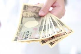 ファミマの給料は前借り可能 どうしてもお金がない時はどうする 借入のすべて
