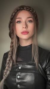 Can’t imagine this scene if she was completely sloshed 😭🤣, Character:  Violet Sorrengail , Series: Fourth Wing