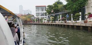 While the sights are easier to see during the day, the nice part about cruising in the evening is that you get to. Melaka River Cruise Tempat Ini Bikin Si Jomblo Merasa Romantis Mirwan Choky