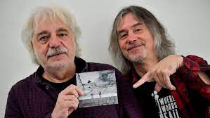 Zpěvák, skladatel a textař křesťan si došel pro dvě sošky anděla se šalmají od jaroslava róny. Druha Trava Vydava Desku Pokracovani Kvuli Koronaviru Schova Na Pristi Rok Aktualne Cz