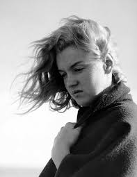 Plażująca 20-letnia Marilyn Monroe w obiektywie Andre de Dienes