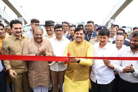 🌉 मुख्यमंत्री डॉ. मोहन यादव ने आज इंदौर के लवकुश चौराहे पर निर्मित लेवल 2  फ्लाईओवर की पहली लेन का लोकार्पण किया। आधुनिक तकनीक से निर्मित यह ...