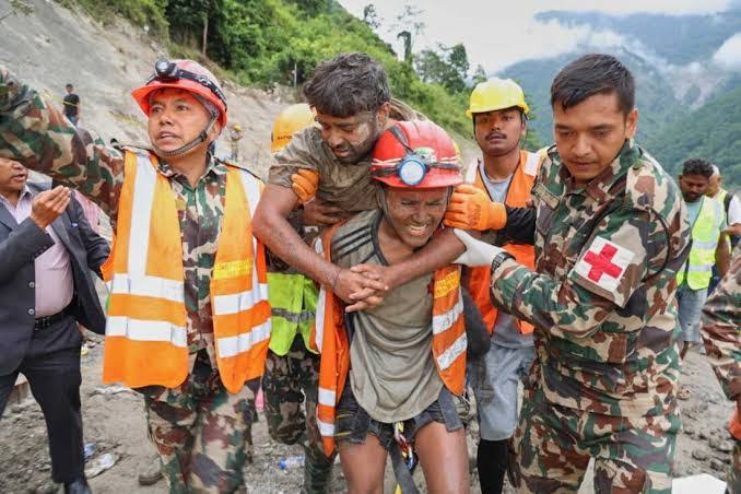 नऊ दिवसांनंतर बोगद्यातून दोन कामगारांची सुटका