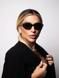 Descubra as linhas exclusivas da Prada na Óticas Carol e encontre o óculos  perfeito para o seu estilo. 💙