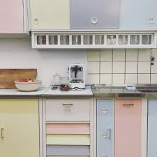 Nach Der Instagraminteriorchallenge Blackorwhite Kommt Nun Mein Kuchentraum In Pastell Die Kuche Ist Von 1963 Und Stammt V In 2020 Kitchen Cabinets Home Decor Decor