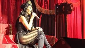 Hande yener (born 12 january 1973) is a turkish pop singer and actress. Hande Yener Istanbul Da